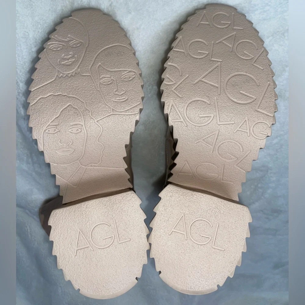 AGL Tiggy Stretch Patent Bootie NWOT
